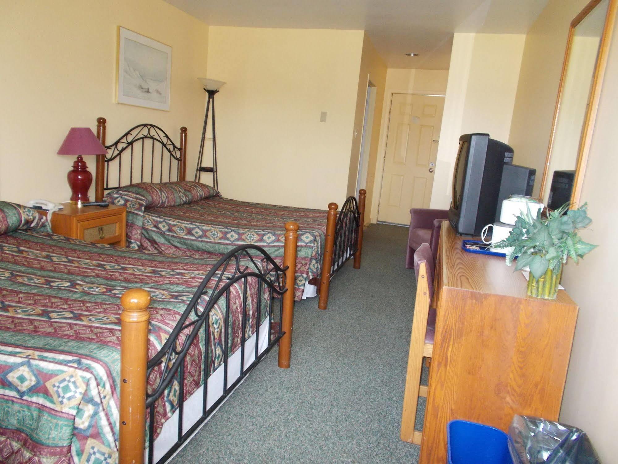 & Motel 3*